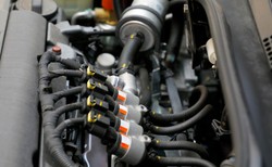 W trakcie rozbiórki auta wybuchł gaz. Dwie osoby ranne