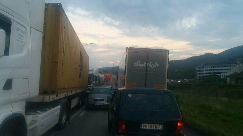 Zbog gužve na Ivanjskom mostu satima se čeka u koloni