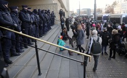 Protest przed Sądem Okręgowym. "Zdejmij mundur, przeproś matkę" [WIDEO]