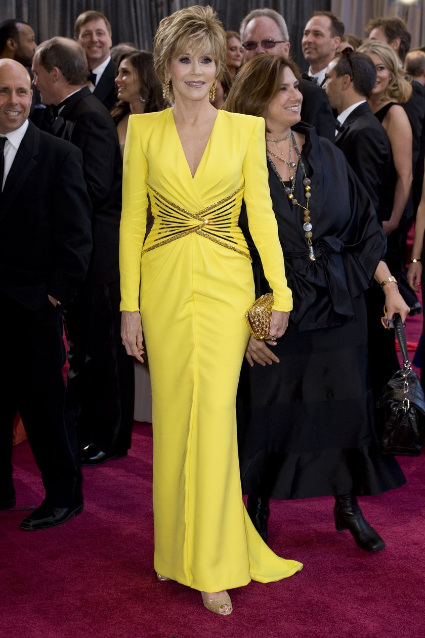 Jane Fonda w żółtej sukni na czerwonym dywanie
