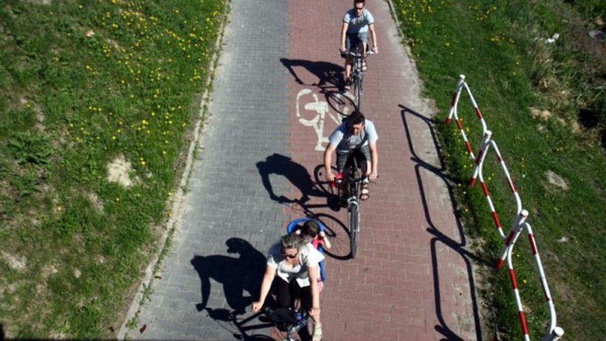 "MMLublin": Więcej, niż planowało miasto ma kosztować ponad 30 km tras rowerowych. Ale będą. - Aktualnie zakładamy, że trasy powstaną do końca maja 2014 r. - mówi Marzena Szczepańska, zastępca dyrektora Wydziału Inwestycji i Remontów w Urzędzie Miasta. Najpóźniej w połowie lipca miałyby zostać oddane do użytku.