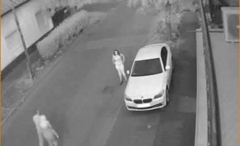 A térfigyelő kamerák is rögzítették a kocsit felderítő nőt, akinek a társai később elemelték a pénzt /Fotó: Facebook