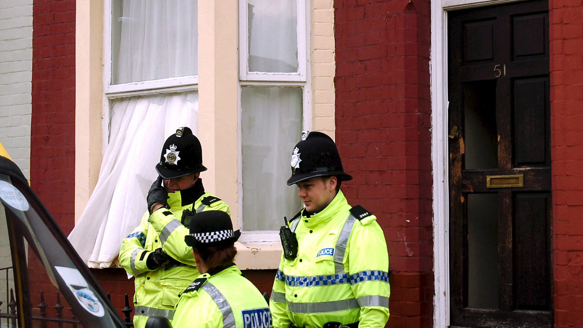 Siedmiu Polakom aresztowanym we wtorek w hrabstwach Sussex i Hampshire postawiono dziś formalny zarzut kradzieży pieniędzy z elektronicznych kont klientów banków i prania pieniędzy. Zatrzymani pochodzą z Bognor, Littlehampton i Portsmouth.