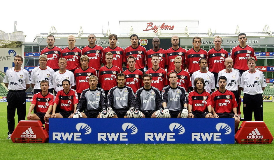 Bayer Leverkusen w sezonie 2003/2004. Trzeci z lewej w górnym rzędzie Radosław Kałużny
