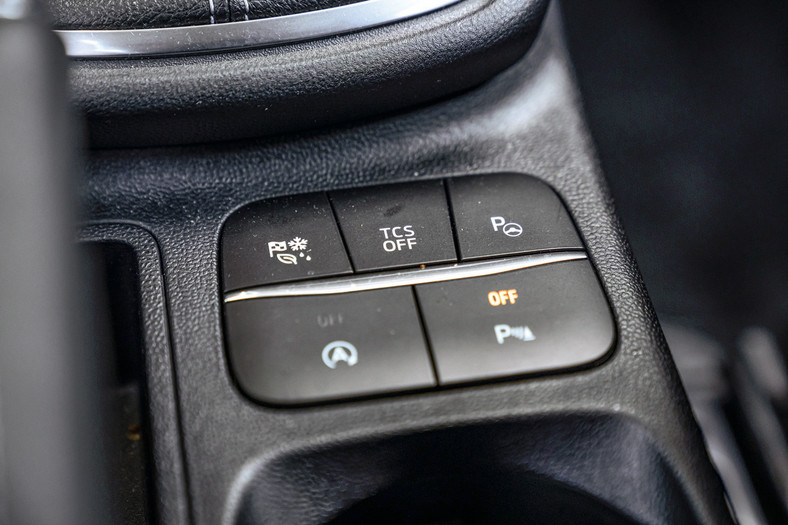 Na konsoli środkowej Forda Pumy: przełącznik trybów jazdy.
