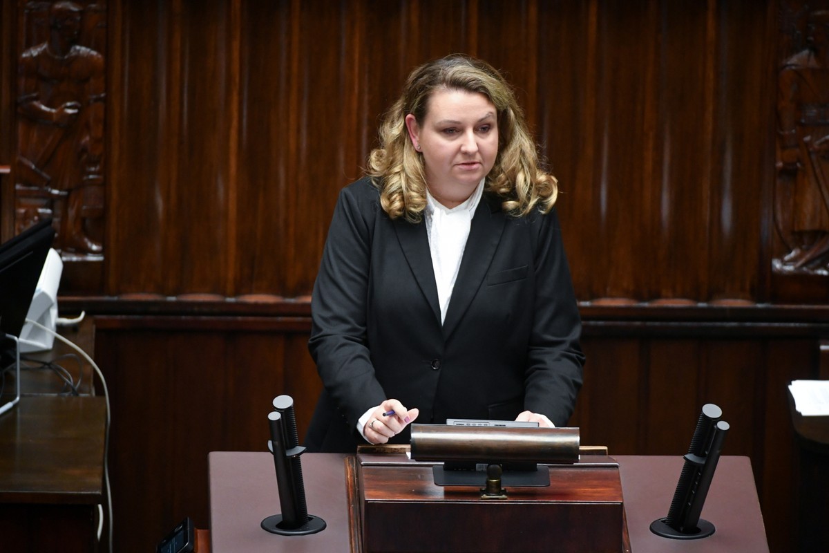 Warszawa, 13.06.2023. Sekretarz stanu w KPRP Małgorzata Paprocka przemawia na sali obrad Sejmu w Warszawie, 13 bm. W Sejmie odbywa się pierwsze czytanie przedstawionego przez prezydenta RP projektu nowelizacji ustawy o Państwowej Komisji do spraw badania wpływów rosyjskich na bezpieczeństwo wewnętrzne Rzeczypospolitej Polskiej w latach 2007-2022. (mr) PAP/Andrzej Lange