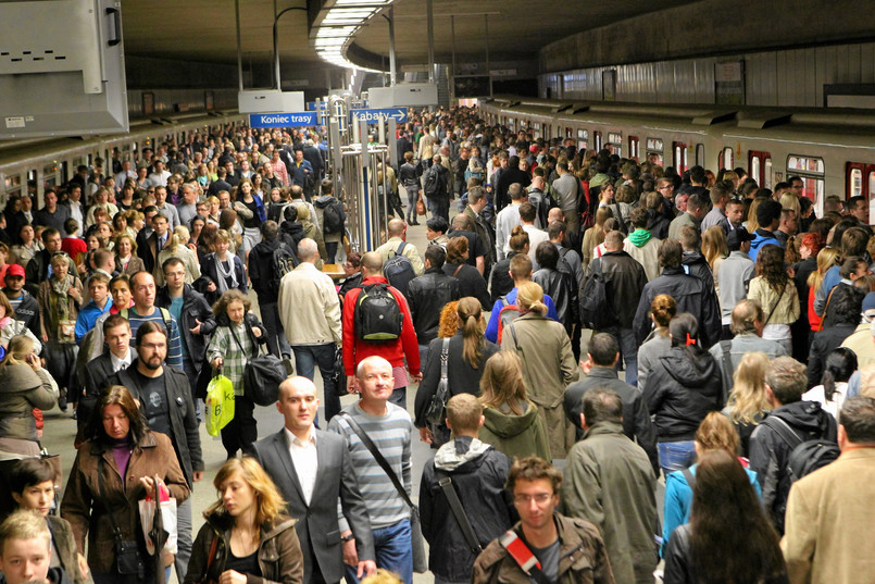 Tłum pasażerów na stacji Politechnika. Trasę miedzy stacjami Metro Politechnika a Metro Ratusz Arsenal zamknięto w związku z pracami na budowie drugiej linii metra