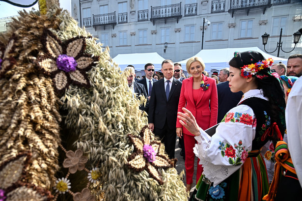 Prezydent RP Andrzej Duda (C-L) oraz pierwsza dama Agata Kornhauser-Duda (C-P) podczas Centralnych Dożynek Prezydenckich 2023 na dziedzińcu Pałacu Prezydenckiego w Warszawie