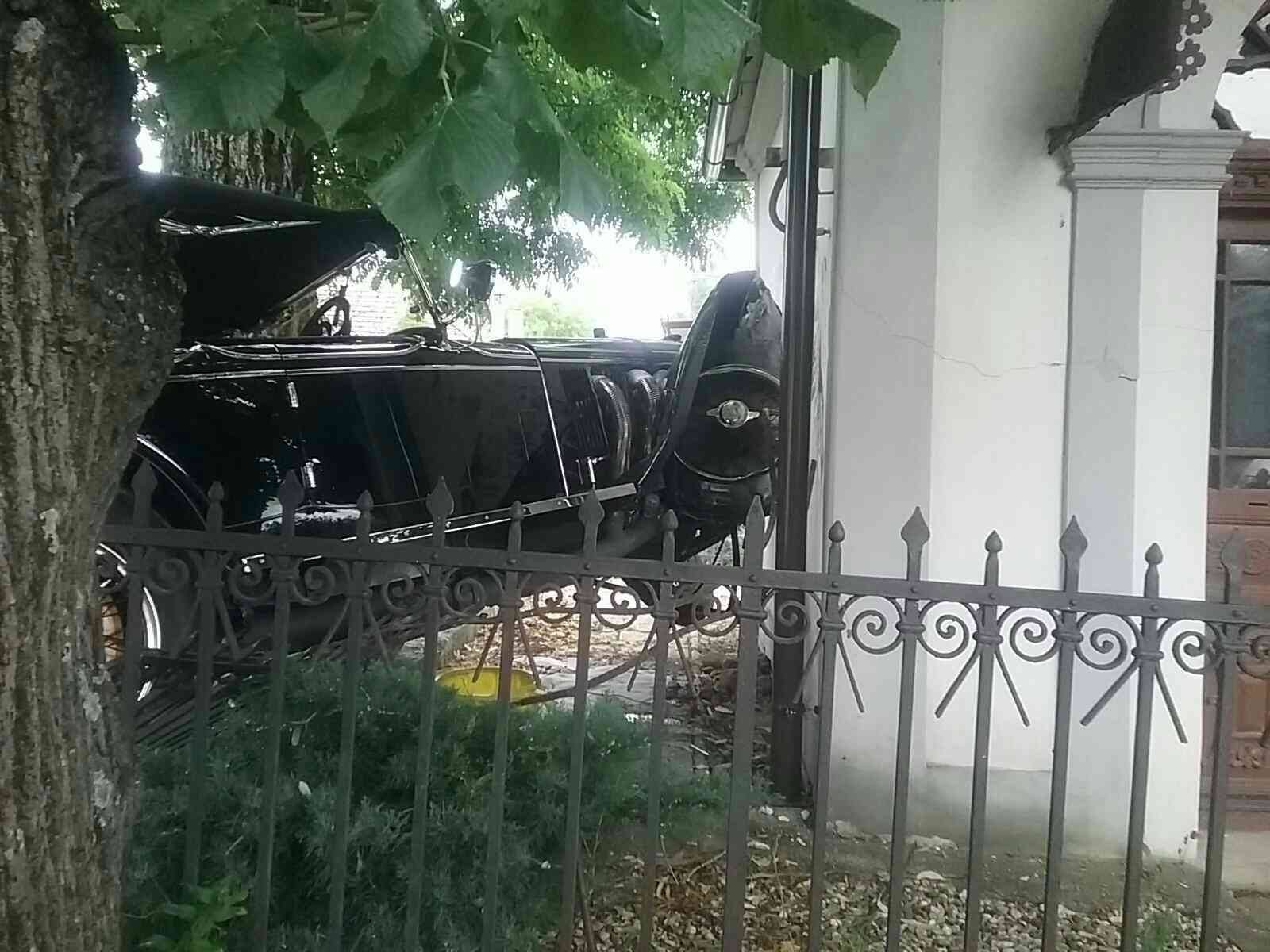 Polícia vyšetruje príčiny dopravnej nehody.