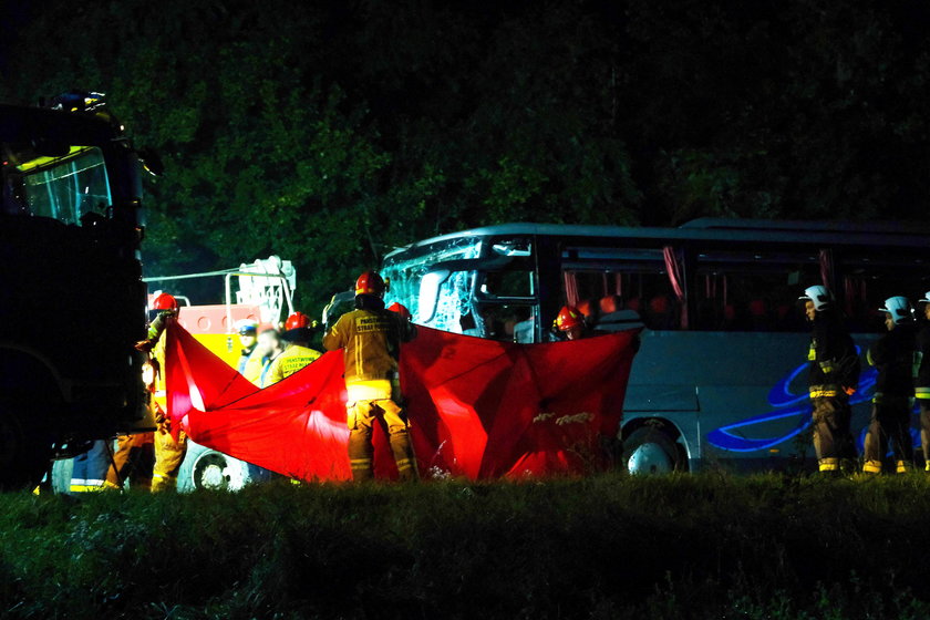 Katastrofa busa na Śląsku. Jest decyzja ws. aresztu dla kierowcy volkswagena