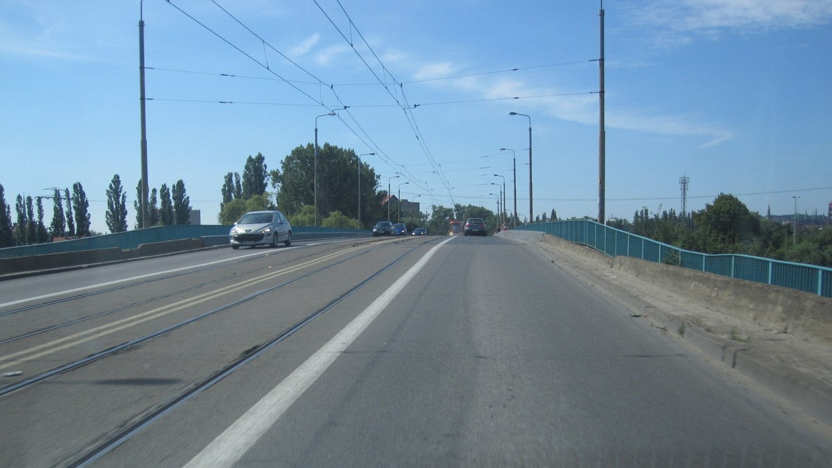 Jesteśmy już o krok bliżej kompleksowego remontu Mostu Siennickiego i torowiska tramwajowego od ul. Elbląskiej do ul. Sucharskiego. Właśnie zakończył się etap składania ofert na wykonanie dokumentacji budowlanej tego przedsięwzięcia.