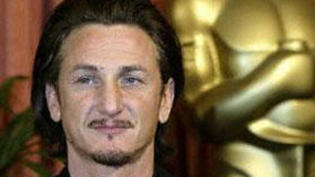 Sean Penn nie wie, czy weźmie udział w ceremonii rozdania Oscarów (29 lutego), ponieważ spacery po czerwonym dywanie wprawiają go w zakłopotanie.