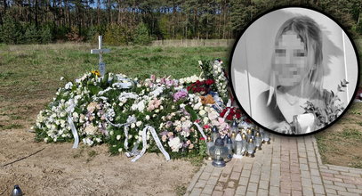 Białe róże i maskotki przykryły grób 14-letniej Emilki. To była jej ostatnia droga