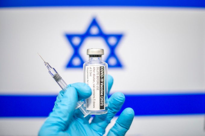 Izrael már a 4. oltást fontolgatja a veszélyeztetett korcsoportoknál