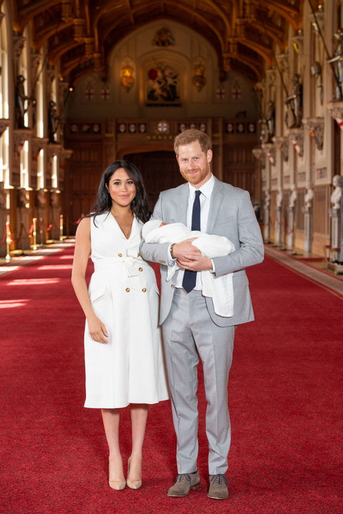 Pierwsze zdjęcia kolejnych członków rodziny Windsorów: Meghan Markle i książę Harry z ich synem, Archiem Harrisonem w 2019 r.