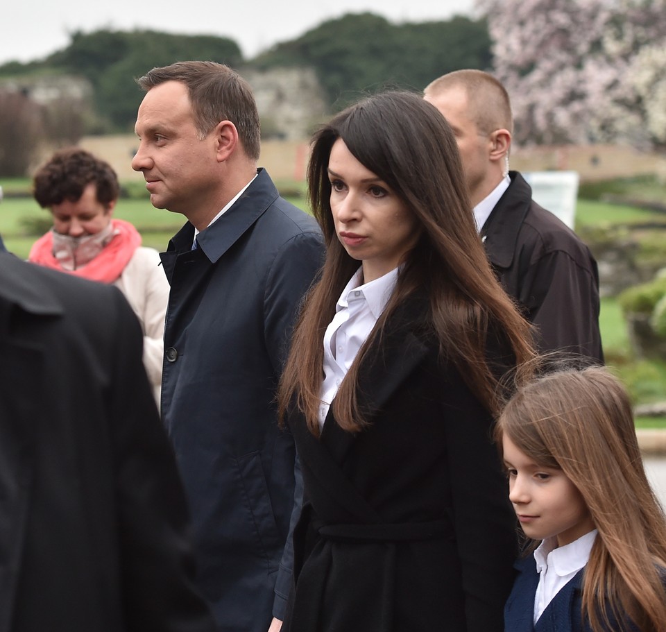 Prezydent Andrzej Duda i Marta Kaczyńska na grobie Lecha i Marii Kaczyńskich