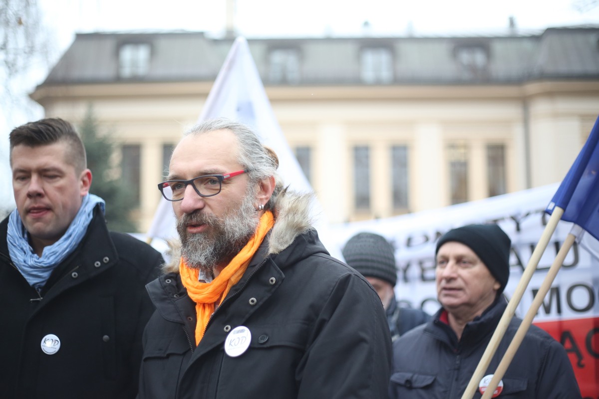 Lider KOD Mateusz Kijowski oraz członek zarządu KOD Jarosław Marciniak przed siedzibą Trybunału Konstytucyjnego.
