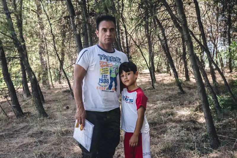 Mudżib z synem, Grecja 2020. Fot. Agnieszka Zielonka 