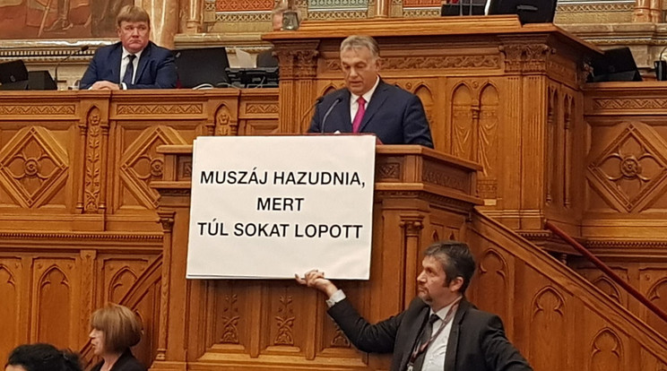 Hadházy Ákos független képviselő legutóbb Orbán Viktor felszólalását zavarta meg / Fotó: Facebook