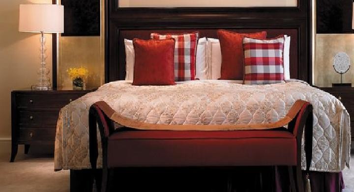 Apartament Shangri-La, Shangri-La Bosphorus
<br><br>
Stambuł, Turcja
<br><br>
Średnia cena za noc: 26,385 tys. dolarów
<br><br>
Powierzchnia: 366 metrów kwadratowych
<br><br>
Jedyny pokój na szóstym piętrze hotelu Shangri-La Bosphorus. Wyposażony w dwie sypialnie, trzy tarasy, wyłożoną marmurem łazienkę z podgrzewaną podłogą i… telewizorem połączonym z lustrem (sic!).