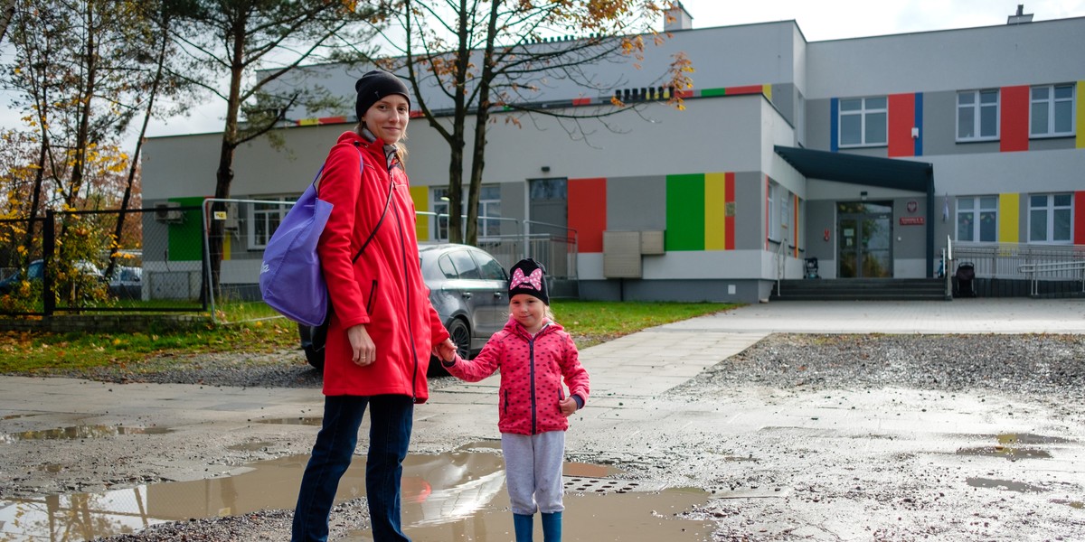 Przedszkolaki i rodzice mają problem z dojściem do przedszkola nr 39 w Dąbrowie Górniczej. Zamiast chodnika i drogi jest klepisko. 