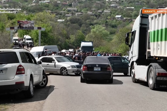Jermenski demonstranti blokirali autoput za Tbilisi: Protestuju zbog razgraničenja sa Azerbejdžanom (VIDEO)