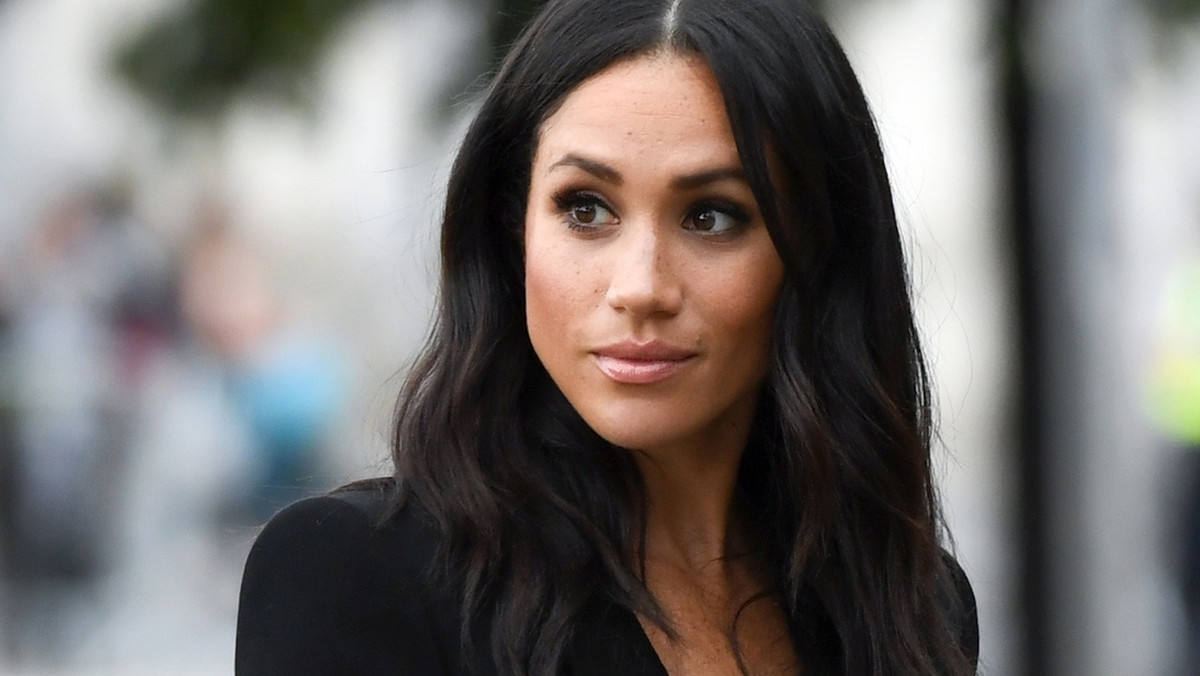 Odkąd Meghan Markle i książę Harry zostali małżeństwem, nie ustają domysły na temat ciąży księżnej Sussex i terminu porodu. Stuprocentową pewność będziemy mieli, gdy Pałac Kensington wyda stosowne oświadczenie. Istnieje jednak pewien szczegół, który zdradzi, czy księżna jest w odmiennym stanie. Ujawniła go Myka Meier, brytyjska ekspetka z dziedziny etykiety.