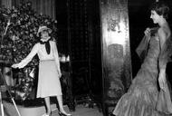Coco Chanel przy stroju swojego pomysłu 1957 r. 