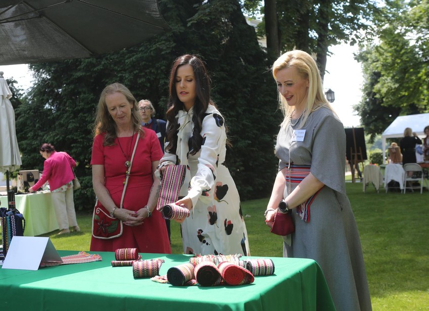Tradicionalni trakasti pojasi nastajali su na malim ručnim razbojima tokom samog događaja.