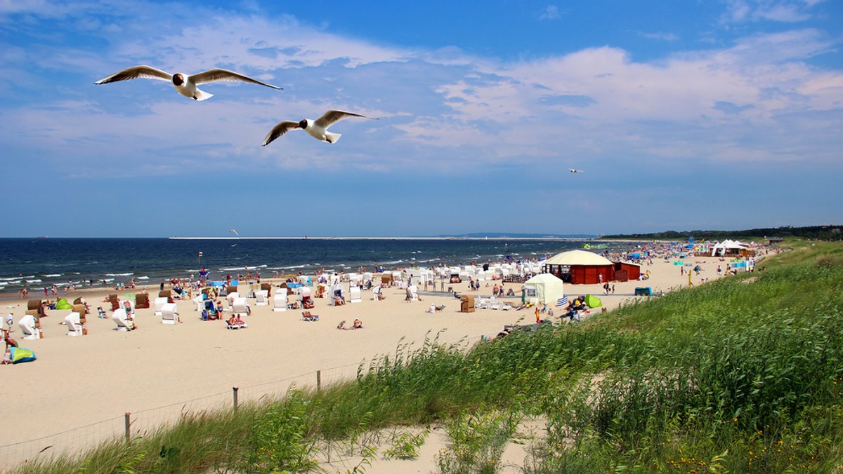 Na plaży miejskiej w Darłówko Zachodnim już nie zapalisz papierosa. Władze miasta wprowadziły zakaz. Nie wszystkim podoba się nowy przepis, jednak większość turystów i miejscowych odpoczywających nad morzem go popiera. Plaża to nie popielniczka.