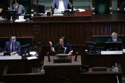 Burza w KO. Borowczak mówi o "nielojalnych spadochroniarzach". Ostra ODPOWIEDŹ Jachiry