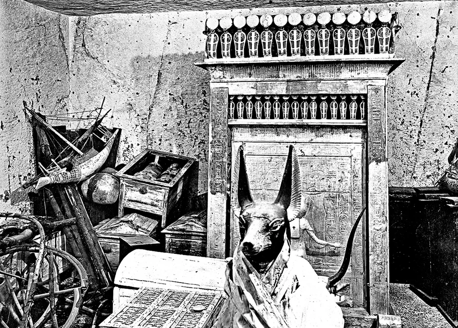 ”U početku nisam video ništa. Sveća je zatreperila u dodiru sa vrućim vazduhom, ali kako su mi se oči privikavale na svetlost, detalji odaje su se polako izdizali iz magle, neobične životinje, statue, i zlato - svuda svetlucanje zlata”, pisao je Karter