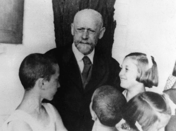 Janusz Korczak i dzieci w sierocińcu na ulicy Krochmalnej w Warszawie, ok. 1940 r. - dokładna data nieznana.