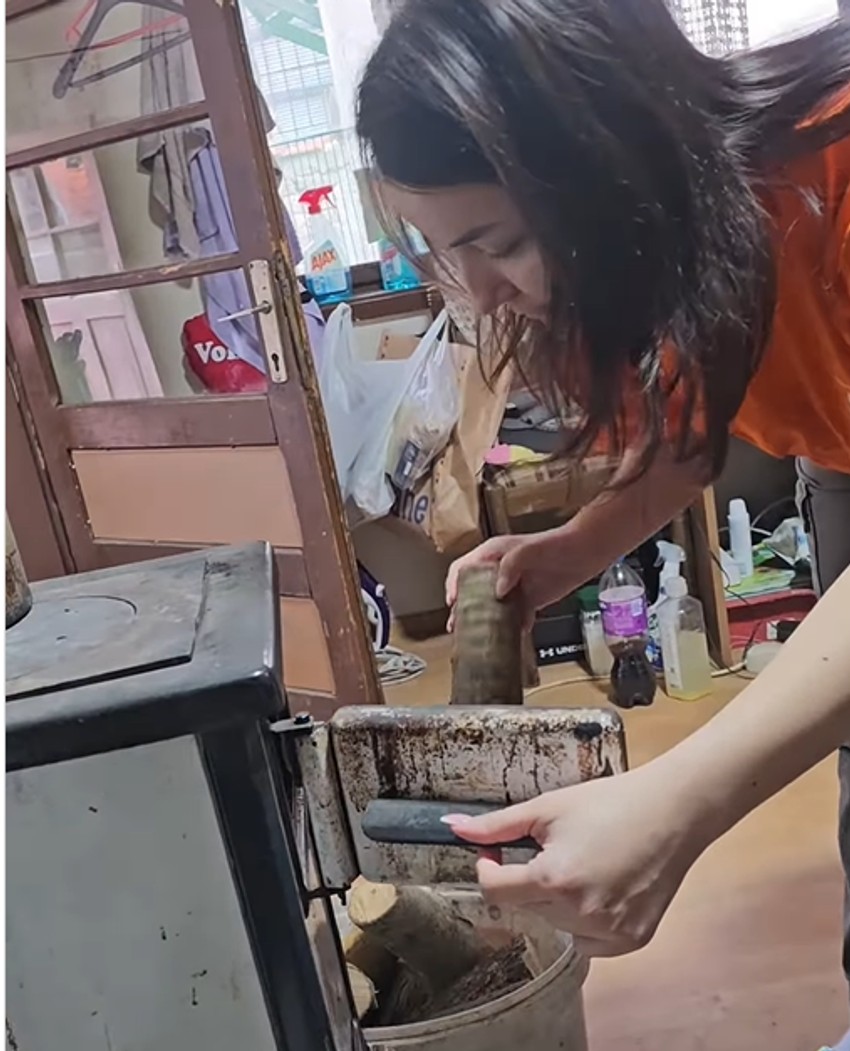 Najstarija sestra Milica brine o kući i sestrama