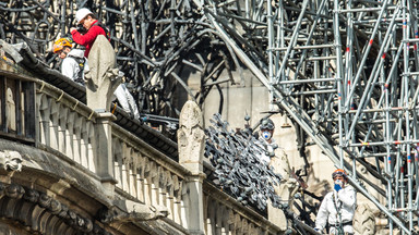 Zawodowi wspinacze górscy zabezpieczają katedrę Notre Dame