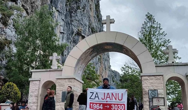 Ivan Mladenović stigao do manastira Ostrog nakon šest dana pešačenja: Prešao je 300 kilometara  
