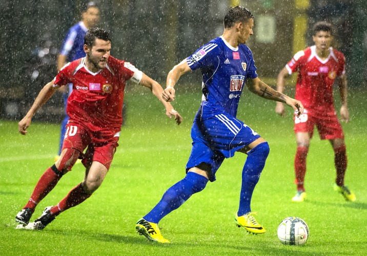 Basen na boisku. Mecz Widzew - Piast przerwany