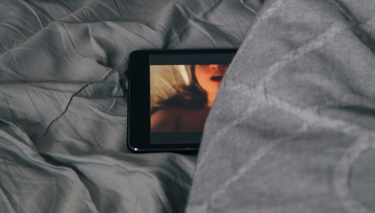 Platformy dla dorosłych, jak Pornhub, Stripchat i XVideos, zostaną od przyszłego tygodnia objęte unijną ustawą o usługach cyfrowych (DSA).
