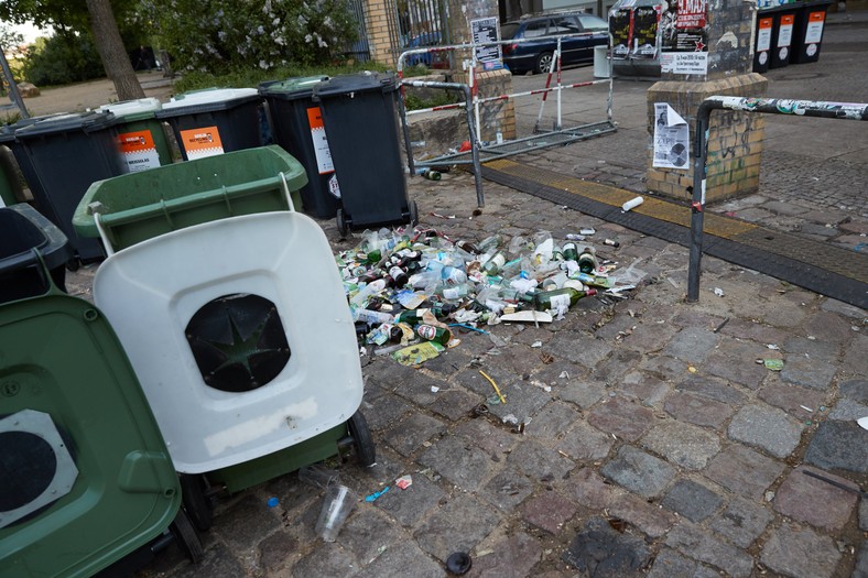 Śmieci po demonstracjach pierwszomajowych w Goerlitzer Park w Berlinie, Niemcy, 2 maja 2018 r.