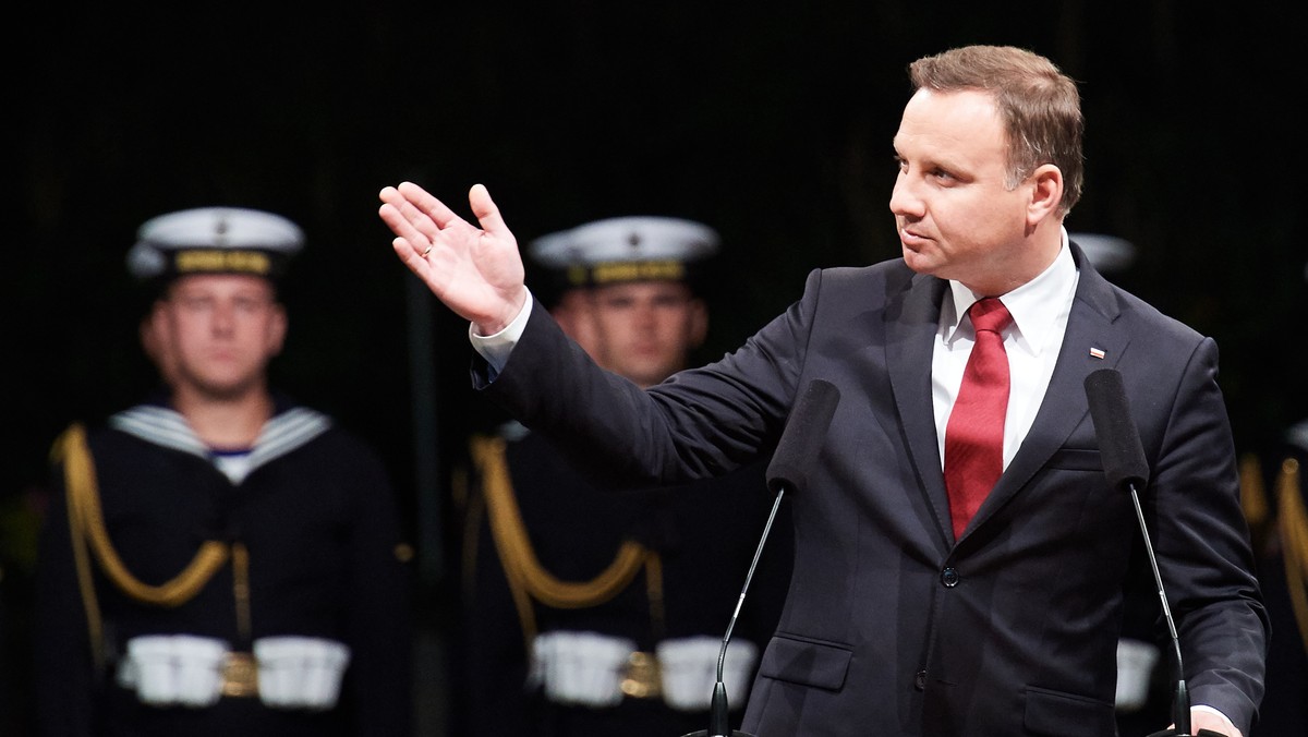 Prezydent wręczył dzisiaj akty powołania czterem prezesom Sądu Najwyższego kierującymi pracami poszczególnych izb SN: cywilnej, karnej, pracy, ubezpieczeń społecznych i spraw publicznych oraz wojskowej. Prezesów powołano na pięcioletnie kadencje.