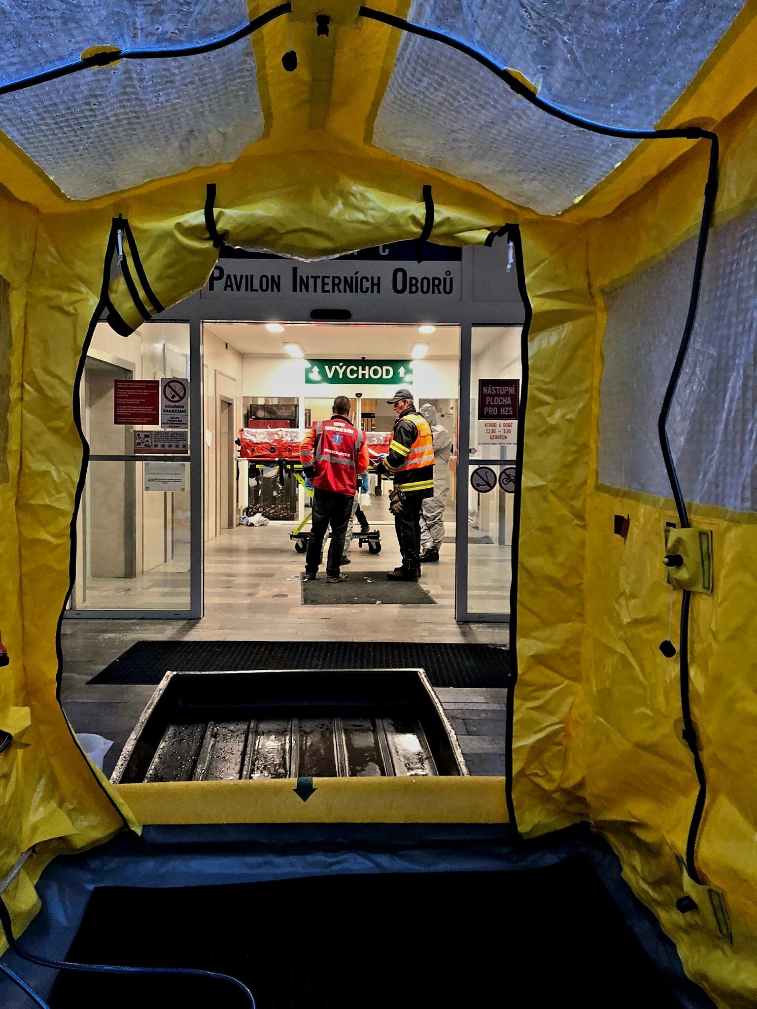 Hasiči vypomáhali pri prevoze pacienta s podozrením na Marburgskú horúčku alebo nákazu vírusom Eboly.