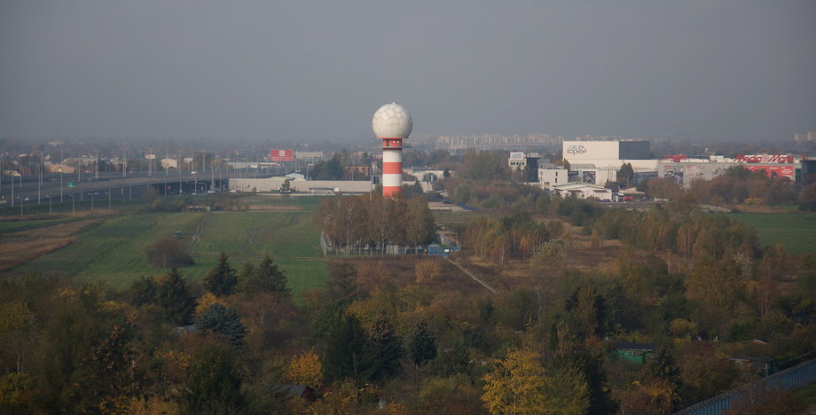 Z wieży dobrze widać lotnisko i jego okolice. Ta biała "kula" to kopuła radaru, która ochrania obracającą się wewnątrz antenę.