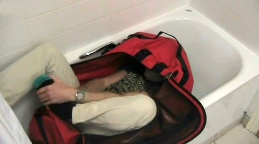 Smrt Gareta Vilijamsa - stručnjak ulazi u torbu da ispita da li je moguće da se sam zaključa