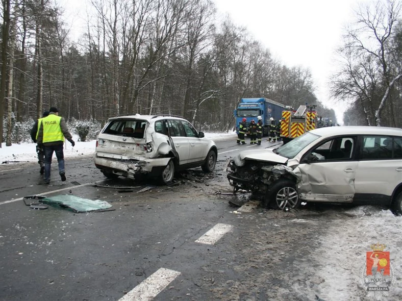 Siła uderzenia wyrzuciła silnik pod jadące BMW