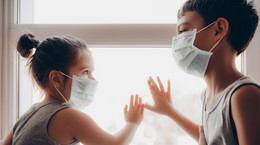 Dzieci i młodzież są mniej narażeni na zakażenie koronawirusem SARS-CoV-2