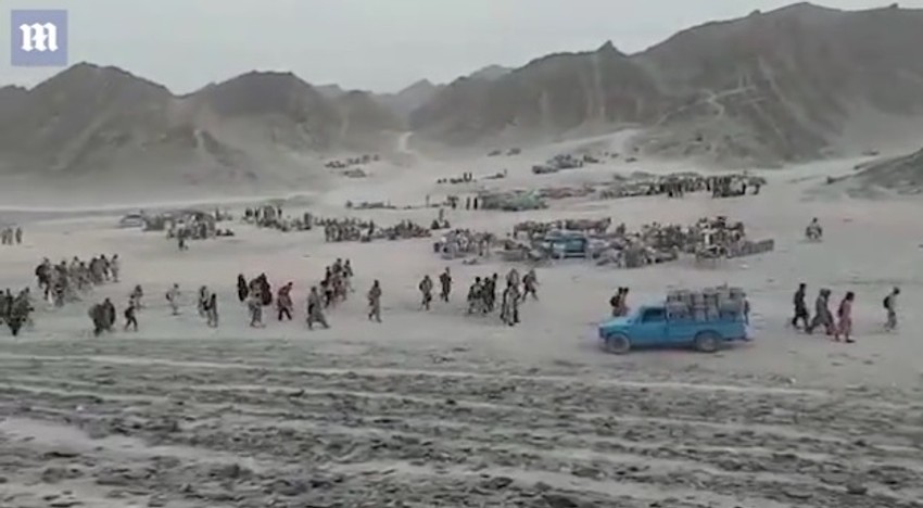 Avganistanske izbeglice prelaze pustinju