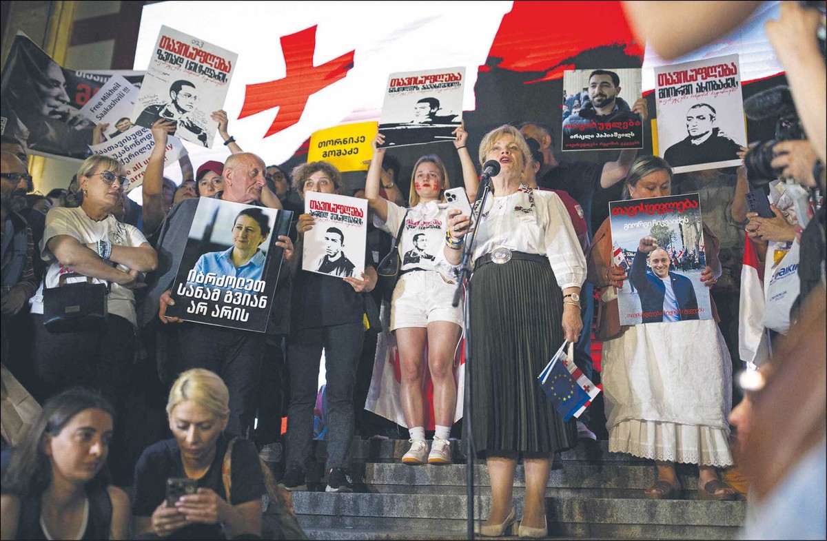 Na zdjęciu uczestnicy manifestacji w Tbilisi z 26 maja