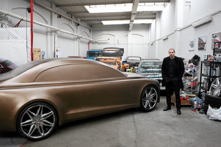 Styropianowy model który jest widoczny na zdjęciach, został pokryty kompozytem i lakierem. Model wykonano w skali 1:1. Równolegle do prac nad modelem styropianowym trwają prace nad prototypem nowej Warszawy. Model prototypowy ma dysponować pięciolitrowym silnikiem V10 o mocy 607 KM z napędem na tylne koła. Auto będzie ważyło niecało dwie tony, będzie miało 4,88 m długości, 1,98 m szerokości i 1,42 m wysokości. Fot. Joanna Dzikowska/Agencja Gazeta.