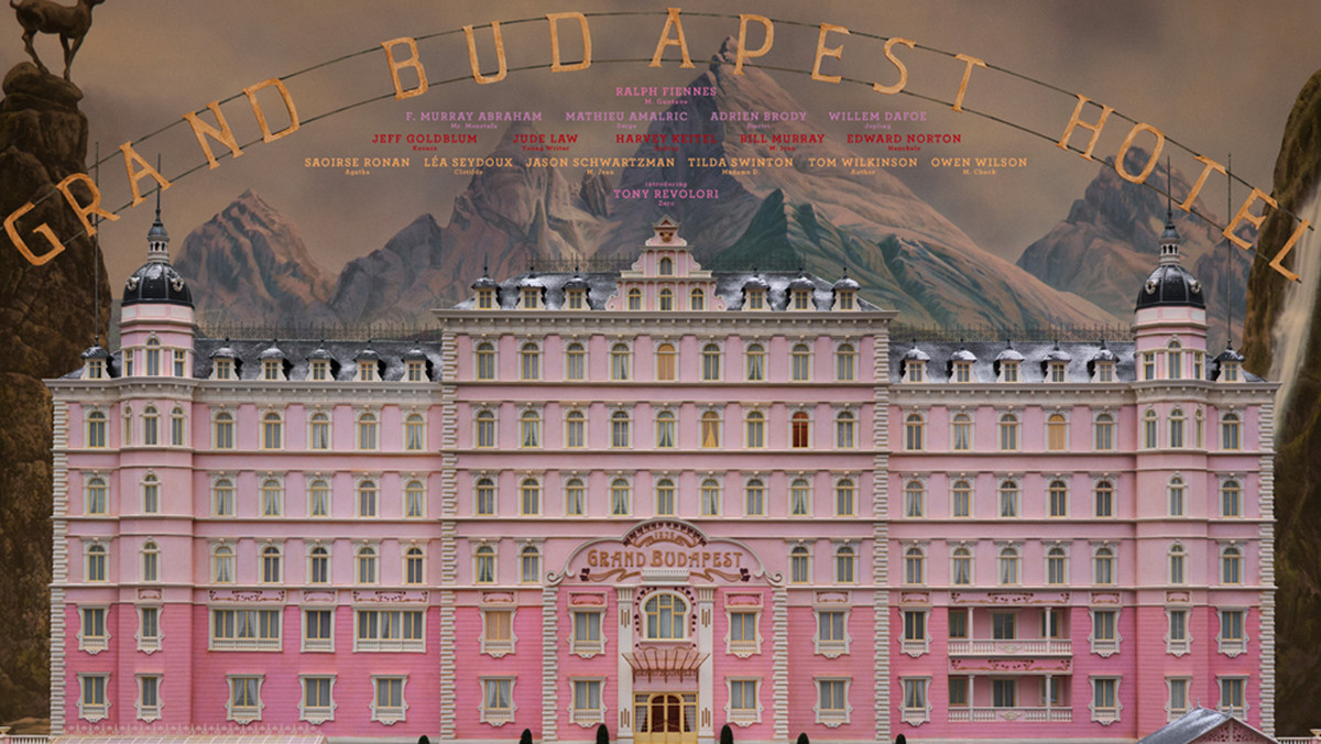 Wes Anderson ponownie zaprasza do swojego wyjątkowego filmowego świata, pełnego ekscentrycznych postaci, niespodziewanych dialogów, dziwacznych pomysłów fabularnych, wpadających w oko kolorów i idealnie symetrycznych kadrów. "The Grand Budapest Hotel" to filmowa podróż dla odważnych i nie wszyscy odnajdą w niej pożądaną rozrywkę, ale mimo wszystko warto wziąć w niej udział. W Polsce pojawiło się niedawno wydanie Blu-ray, które zapewnia najlepszą możliwą wersję tej nietuzinkowej produkcji.