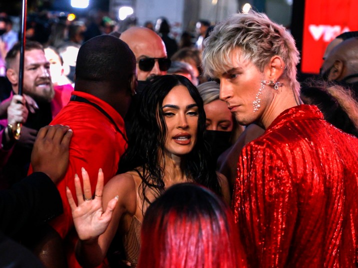 Megan Fox i Machine Gun Kelly na czerwonym dywanie gali MTV Video Music Awards.